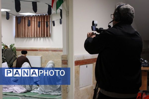 اقامه نماز جماعت در دبیرستان هجرانی پردیس به امامت امام جمعه شهرستان