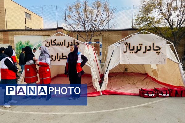 پشت‌صحنه آماده‌سازی مانور زلزله در مدرسه استاد مطهری رباط‌کریم