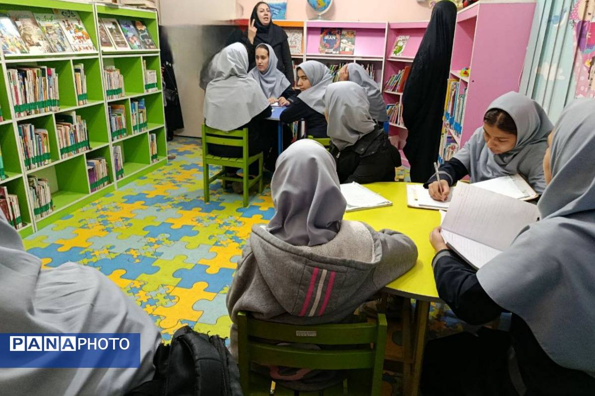  بازدید هدفمند دانش‌آموزان ورامینی از کتابخانه عمومی
