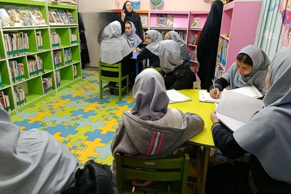  بازدید هدفمند دانش‌آموزان ورامینی از کتابخانه عمومی