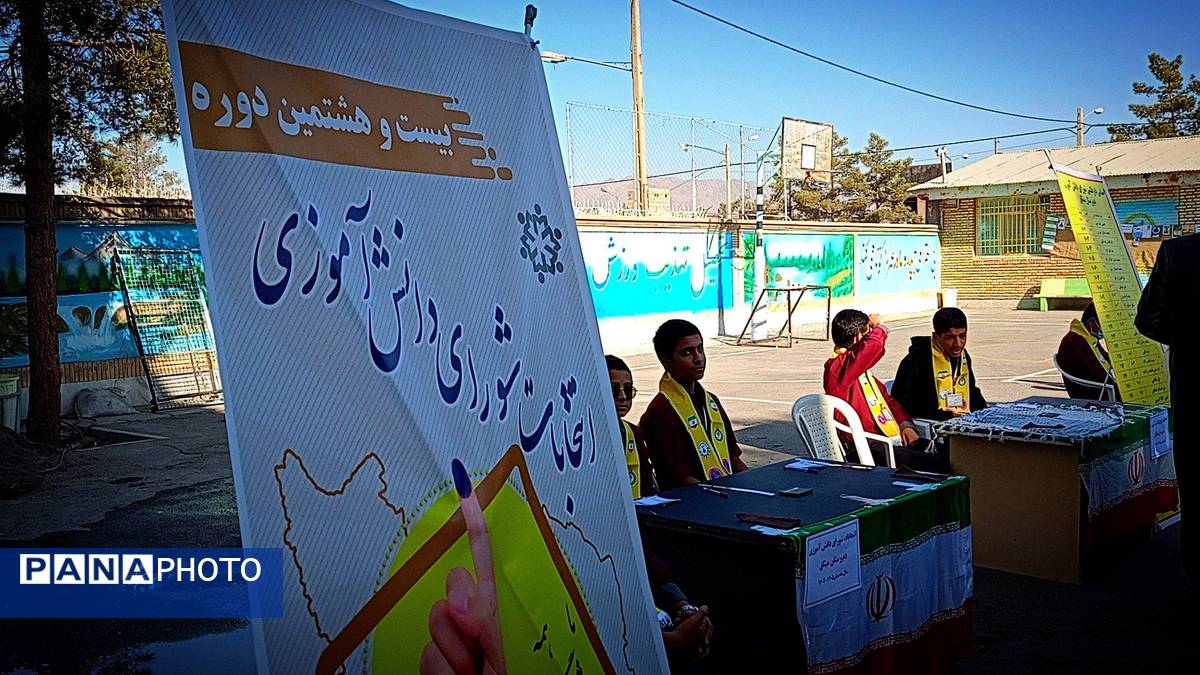 مدرسه میثاق کاشمر شاهد رقابت انتخاباتی دانش آموزان برای مدیریت مدرسه بود