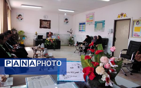 اولین جلسه انجمن اولیا و مربیان در دبیرستان نمونه اندیشه شهرستان کاشمر