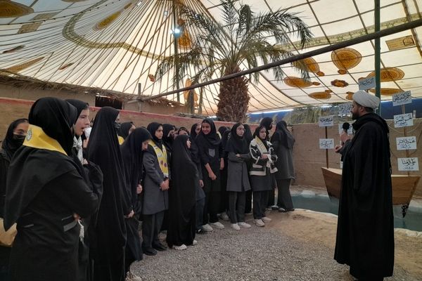 بازدید دانش‌آموزان تکتم از نمایشگاه ریحانه‌النبی