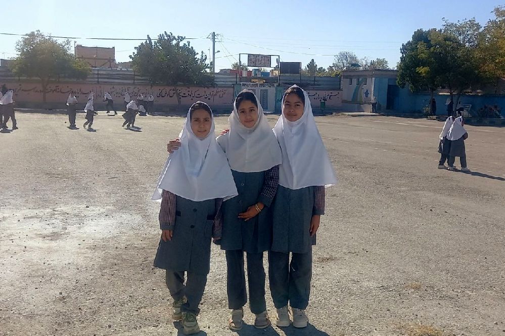عکس یادگاری دانش آموزان مدرسه شهیدان شعبانی عرب ۲