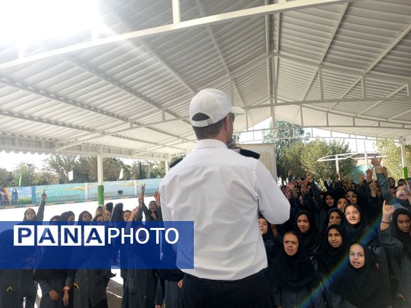 گرامیداشت هفته نیروی انتظامی در دبستان فرهنگ فرازمند