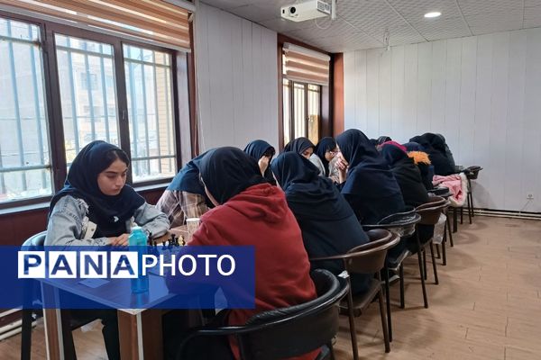 رقابت فکری دانش‌آموزان ورامینی در مسابقات شطرنج کانون هدایت