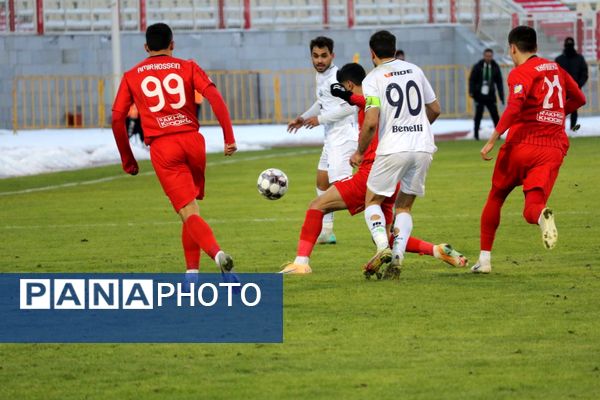 بازی تراکتور و ملوان در تبریز