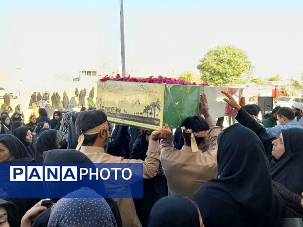 تشییع پیکر شهید گمنام بر دستان دانش‌آموزان هنرستان ابرار منوجان در ایام فاطمیه