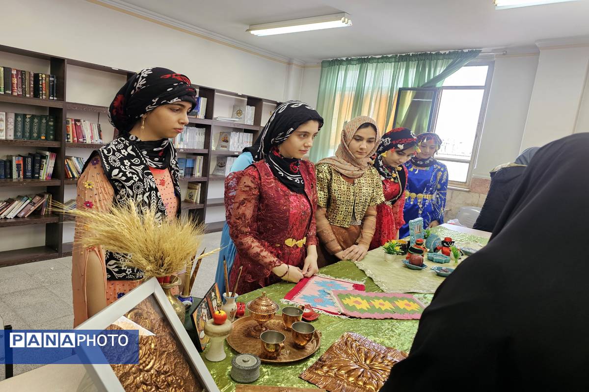 برپایی نمایشگاه علمی- پژوهشی و فرهنگی-هنری توسط دانش آموزان رشته علوم تجربی 