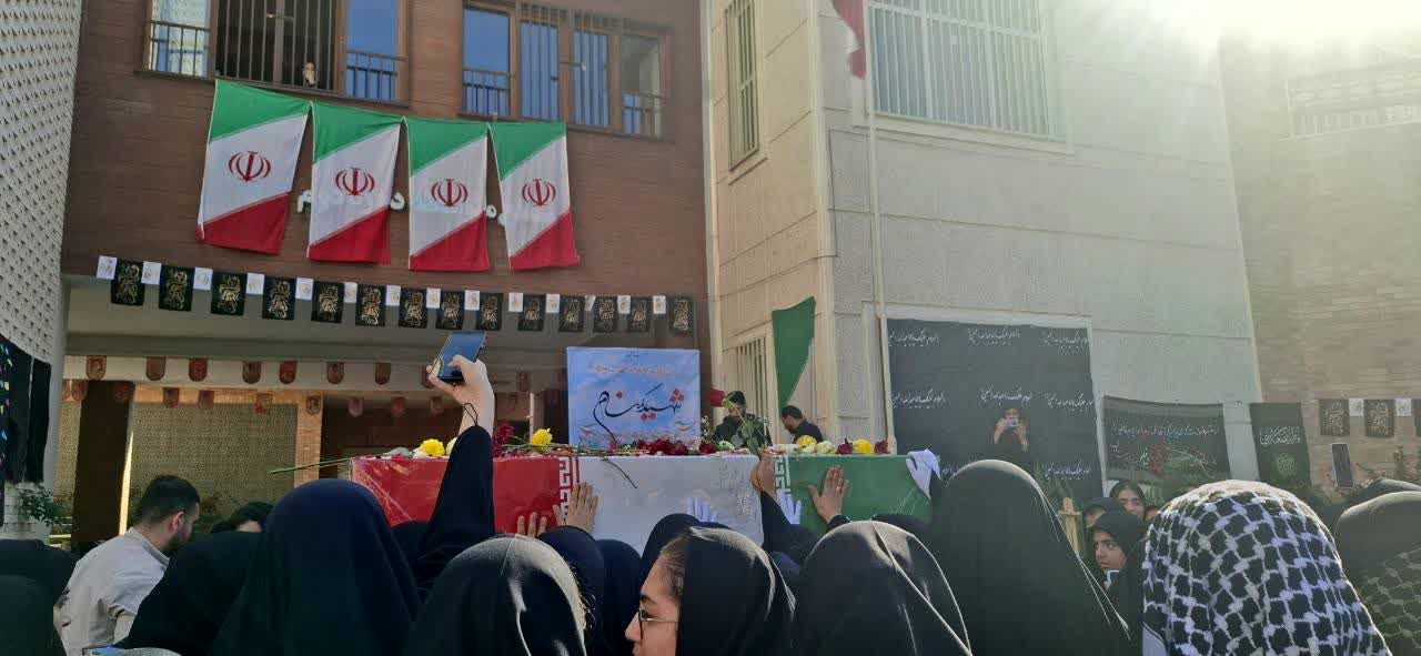 دبیرستان مهرادیرا معطر به عطر شهید خوشنام شد