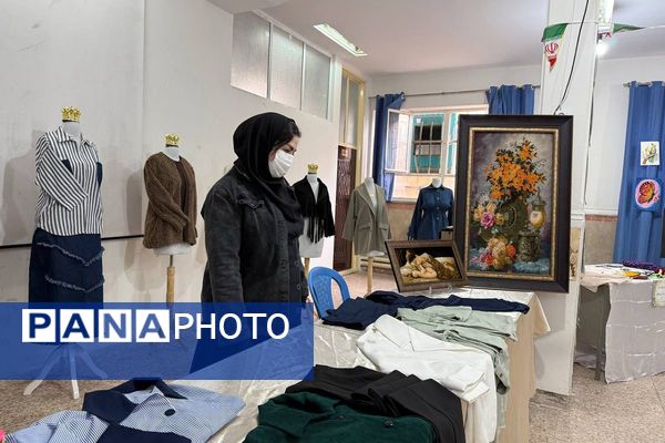 آیین افتتاحیه نمایشگاه هنری «ماها» در هنرستان شهید تاجیک بهارستان‌دو