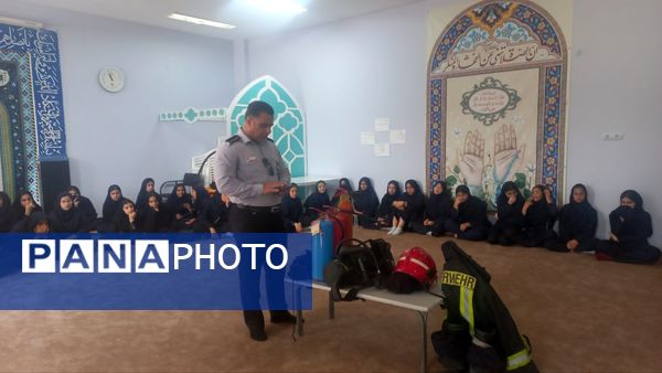 آموزش ایمنی و اطفای حریق برای دانش‌آموزان دبیرستان فرهنگیان
