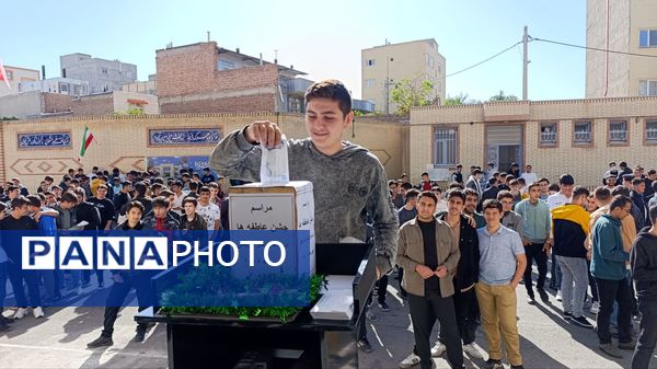 جشن عاطفه‌ها در مدرسه شریعتی اسکو