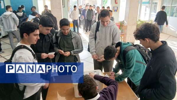 برگزاری بیست‌وهشتمین دوره شورای دانش‌آموزی دبیرستان نمونه دولتی معلم شهرستان ساوجبلاغ