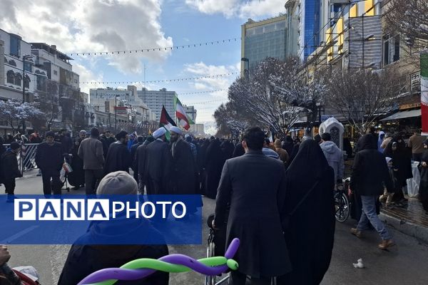 حضور پرشور همه‌ اقشار مردم مشهد در راهپیمایی ۲۲بهمن