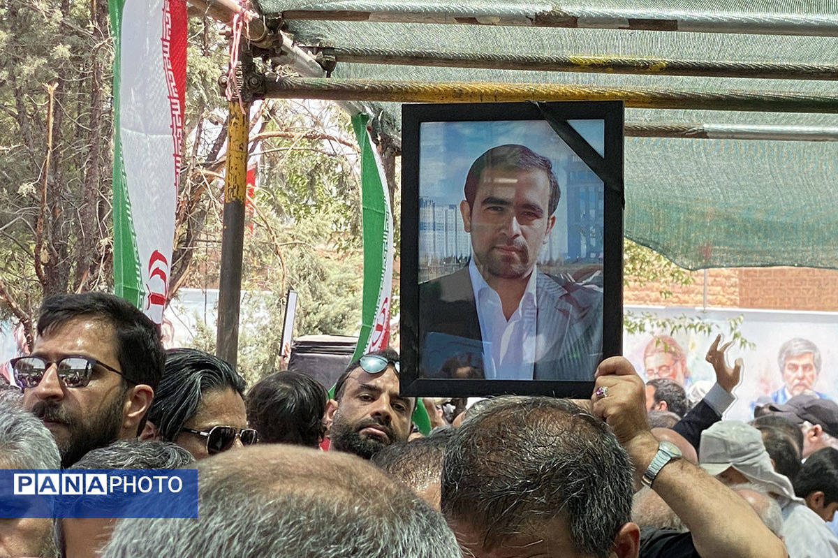 حضور پرشور دانشآموزان و فرهنگیان در تشییع پیکر شهدا