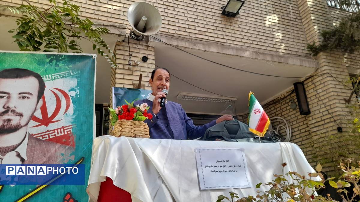 نواختن زنگ آغاز سال تحصیلی در دبیرستان شاهد شهید کلانتری همزمان با سراسر کشور 
