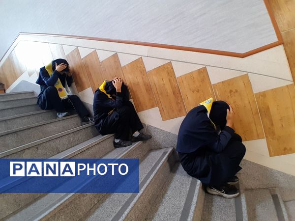  مانور زلزله در مدرسه مصلی نژاد حضرت زهرا(س)