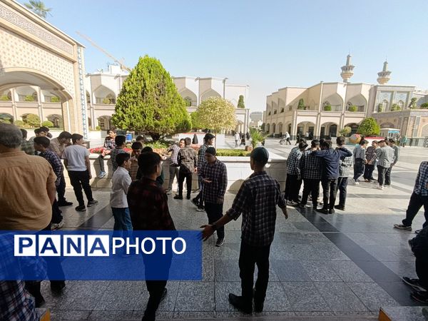 اجتماع 5 هزار نفری نوجوانان دانش آموز در حرم مطهر رضوی 