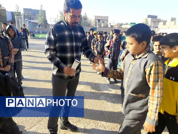 نصب تابلو خبری پانا و تقدیر از دانش آموزان فعال پرورشی  دبستان شهید پسندیده فدافن