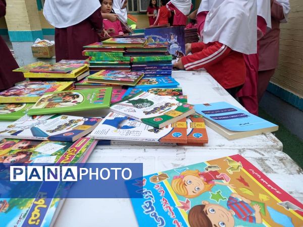نمایشگاه کتاب در دبستان مریم بندرعباس