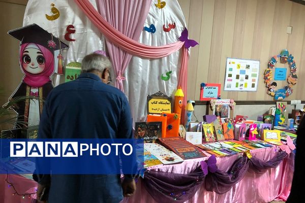 ایجاد غرفه‌های کتاب توسط دانش‌آموزان به مناسبت هفته کتاب و کتابخوانی در ناحیه دو شهرری 