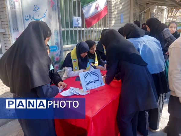 انتخابات شورای دانش آموزی در دبیرستان دخترانه فرهیختگان 