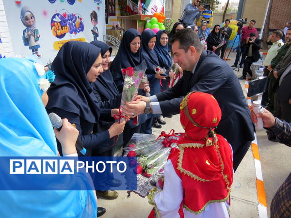 نواختن زنگ اول مهر در مدرسه شهدا فرهنگی 