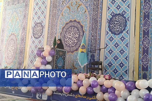 دکلمه‌خوانی دانش‌آموزان در مقابل مادران شهرستان قدس به‌مناسبت روز مادر