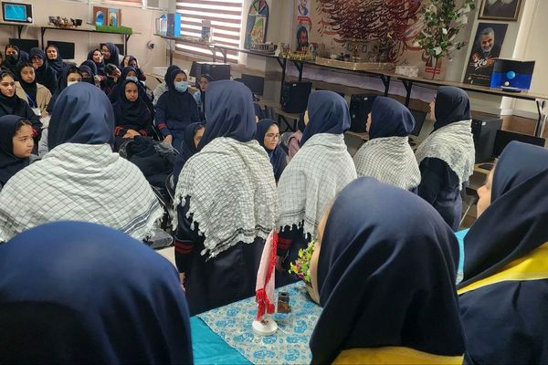 اجرای طرح «لاله‌های روشن» در دبیرستان هیات امنایی فرزانگان با هدف ترویج فرهنگ ایثار