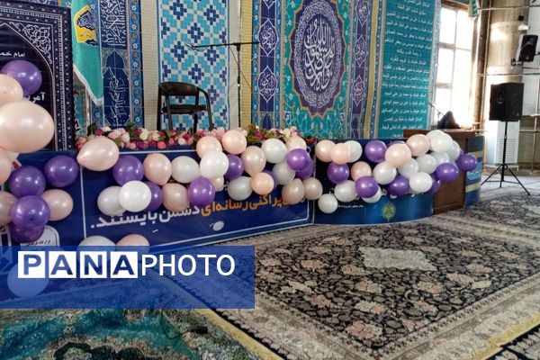 دکلمه‌خوانی دانش‌آموزان در مقابل مادران شهرستان قدس به‌مناسبت روز مادر