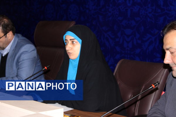 مراسم قدردانی از مهین باقری مجدی بانوی موفق به مناسبت روز زن و روز مادر در اداره آموزش و پرورش ناحیه 4 کرج