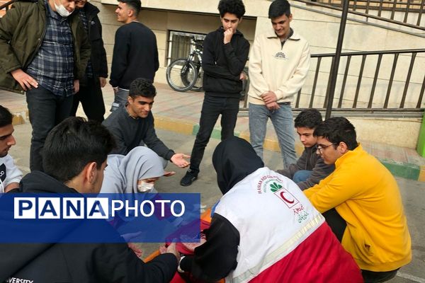 اجرای مانور زلزله با حضور مسئولان در مدرسه استاد مطهری رباط‌کریم