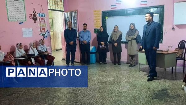 بازدید مدیر آموزش و پرورش حاجی آباد از دبستان استقلال