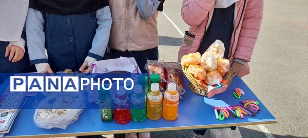 برپایی بازارچه فروش به‌مناسبت دهه فجر در مدرسه ربابه هاشمیان یزدی