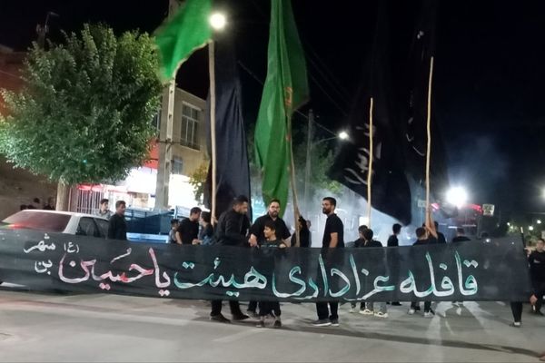 اهتزار پرچم ماه محرم در شهر بن 