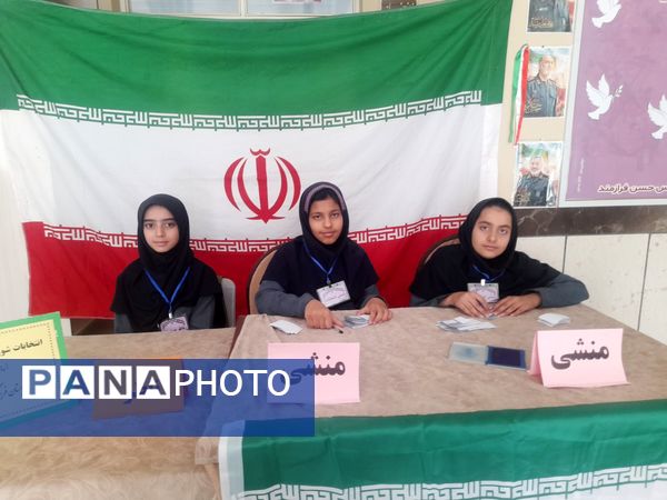 حضور دانش آموزان در انتخابات شورا دانش آموزی دبستان فرهنگ فرازمند