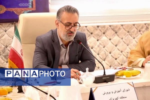 تقدیر از دانش‌آموز نخبه پژوهش‌سرای کاوش در شورای آموزش و پرورش کهریزک