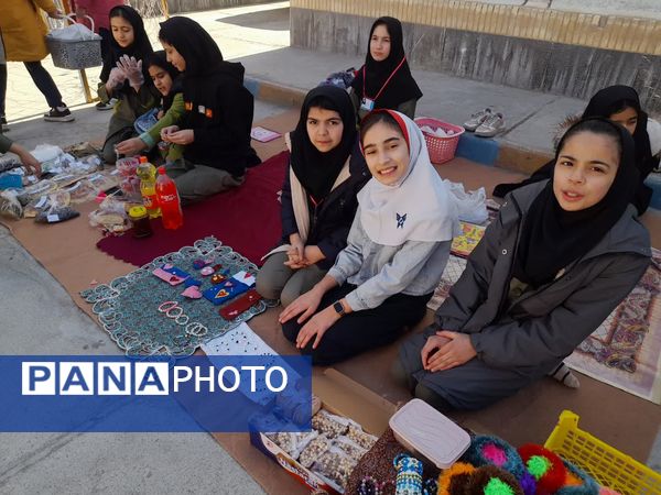 برپایی بازارچه مدرسه‌ای به‌مناسبت دهه فجر در آموزشگاه دخترانه شهید حسن زاده خانلق