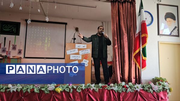 آیین گرامیداشت روز دانش‌آموز با حضور مسئولان منطقه ۱۳ در دبیرستان طلیعه شاهد