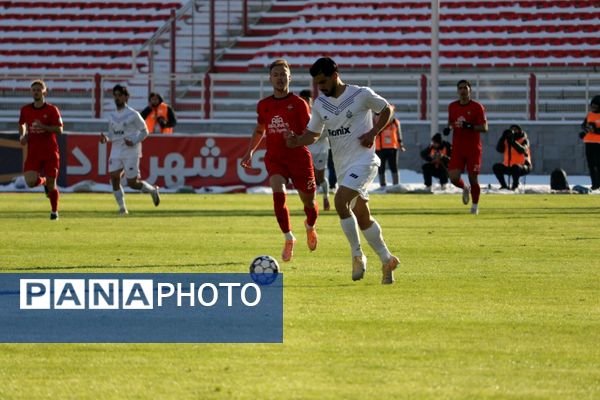 بازی تراکتور و ملوان در تبریز