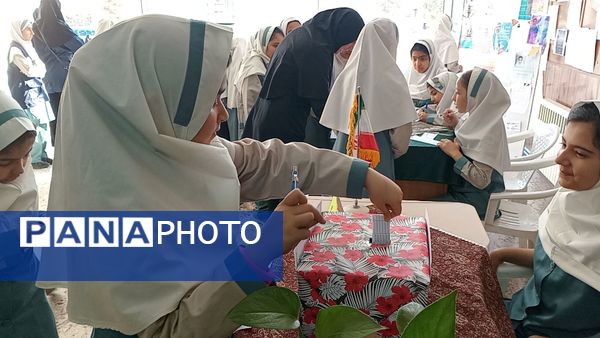 تمرین مردم سالاری در دبستان لطیفه، دانش‌آموزان پای صندوق‌های رأی رفتند