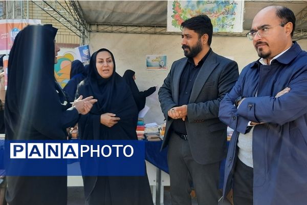 اولین نمایشگاه ماها در دبیرستان فرزانگان ۲ دوره دوم ناحیه ۷ مشهد