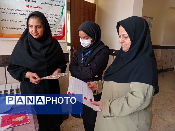 ساخت کارت پستال در هفته سلامت‌روان توسط دانش‌آموزان مدرسه مادرمهربان خلیل‌آباد