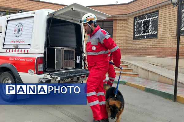 اجرای مانور زلزله با حضور مسئولان در مدرسه استاد مطهری رباط‌کریم