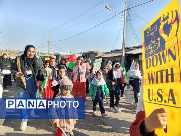 حضور دانش‌آموزان بخش سراب میمه در راهپیمایی۲۲بهمن 