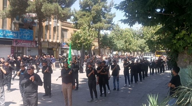 مراسم زنجیر زنی و سینه زنی به مناسبت سالگرد رحلت امام در نیشابور 