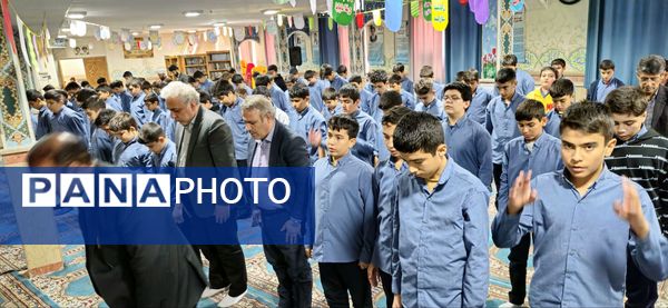 نمازجماعت پایه هشتم مدرسه زمانی با حضور مدیر آموزش و پرورش منطقه ۱۹ 