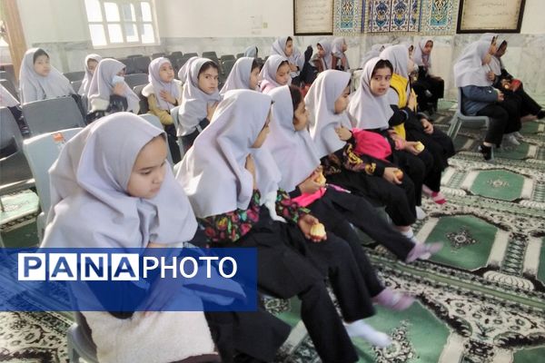 گرامیداشت هفته کتاب و کتاب‌خوانی در دبستان دخترانه جعفریه با حضور پرشور دانش‌آموزان