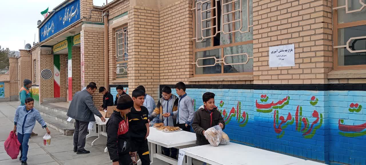برگزاری بازار چه دانش‌آموزی دبیرستان پسرانه متوسطه اول آزادگان شهرستان کاشمر 